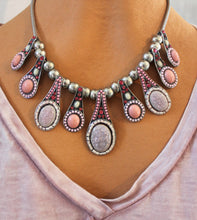 Ladda upp bild till gallerivisning, Kort halsband pink stone