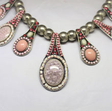 Ladda upp bild till gallerivisning, Kort halsband pink stone